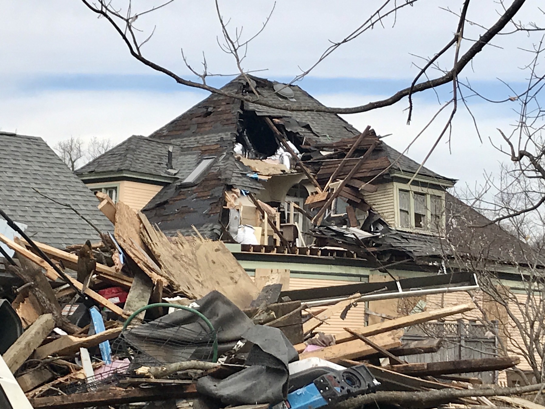 a-house-with-severe-tornado-damage_t20_aaWEvp